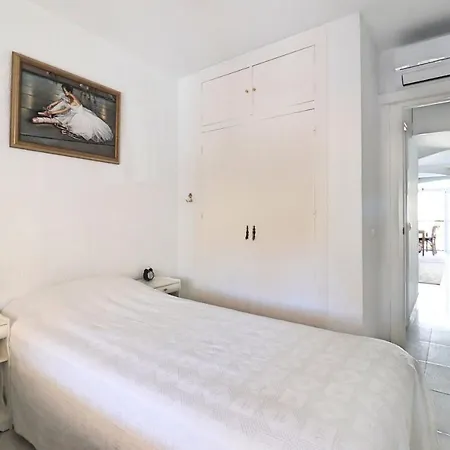 2 Bedroom In With Pool And Seaview Lägenhet *